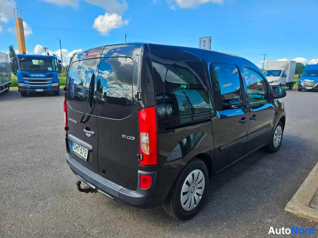 Takaviisto: Musta Mercedes-Benz Citanin takaosa ja vasen kylki, peräsvauvi vetokoukkuineen.