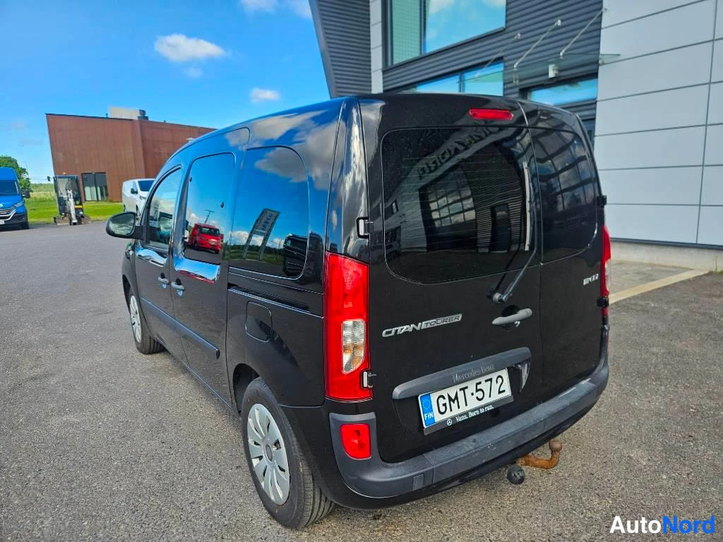 Takaviisto: Musta Mercedes-Benz Citania takaa, rekisterikilpi ja vetokoukku näkyvissä.