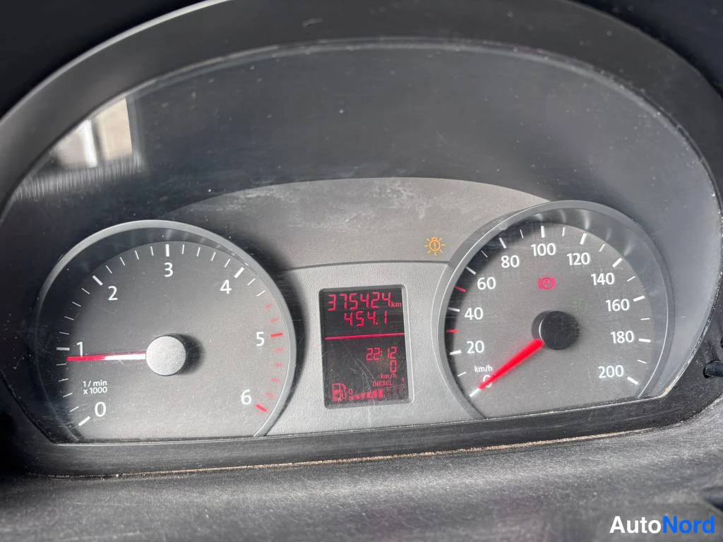 Muu: Kojelaudan mittarit lähikuvassa: kaasutin- ja nopeusmittari, näytöllä lukema 375424 km.