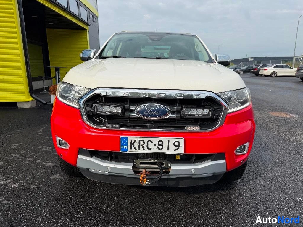 Edestä: Valkopunaista Ford Rangers-nimistä rekisterikilvet