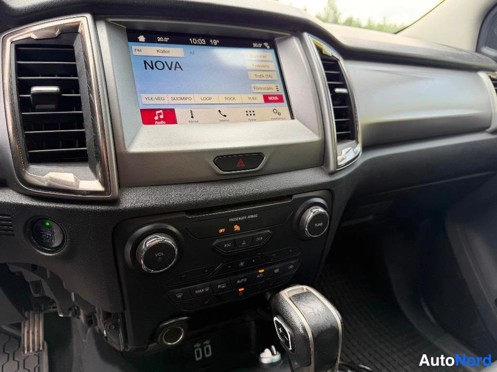 Muu: Keskikonsolin infotainment-näyttö radiokanavalla NOVA ja automaattinen ilmastointipaneeli (MAX A/C).