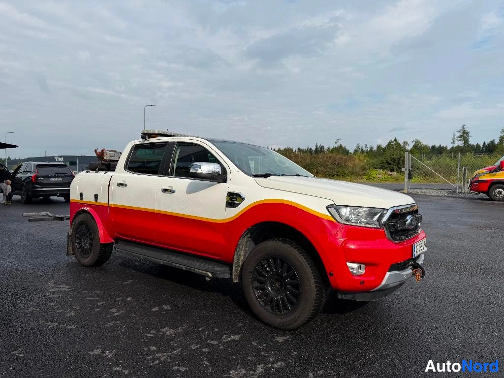 Sivulta: Ford Ranger kaksivarren hinausauto, vasemmanpuoleinen sivunäkökulma