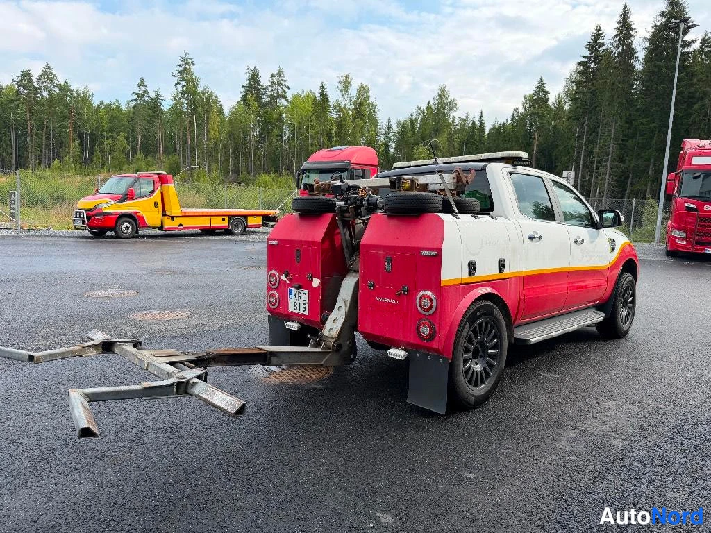 Takaviisto: Hinausauton takakulmasta nähtynä - taustalla kuorma-auto