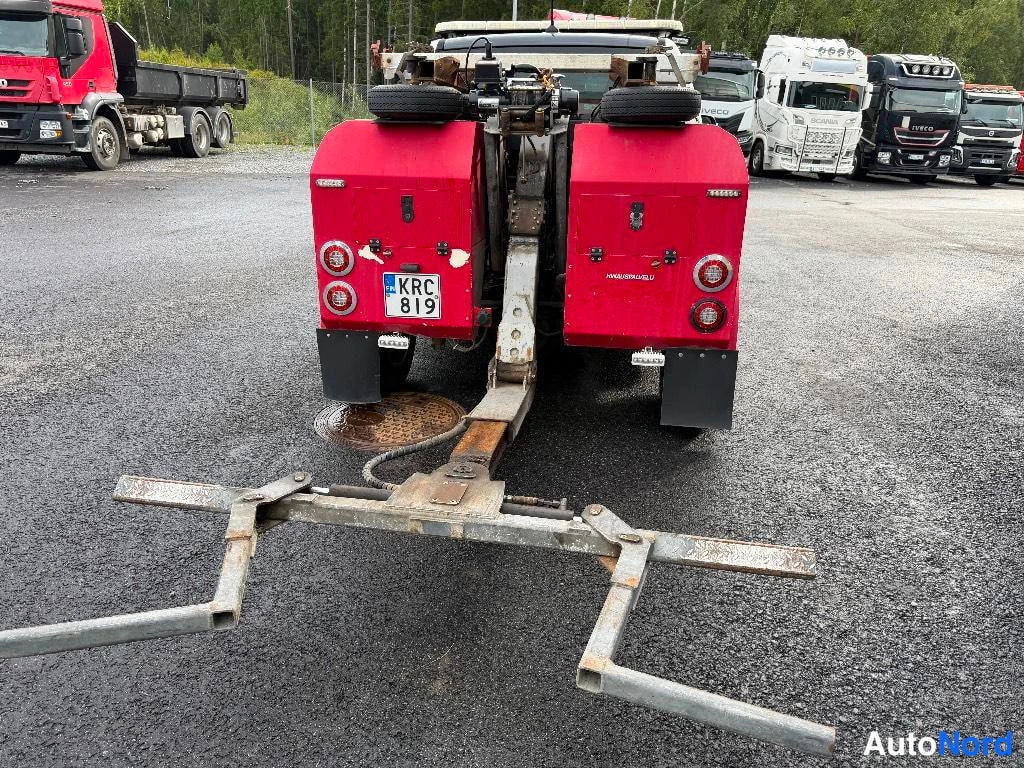 Takaa: Takakulma-kuva punaisesta hinausautosta. Takana näkyvät kaksi rengasta punaisilla varastoalueilla, vinssi ja vetokoukku. Puskurin alla on ruostunut metalliraken