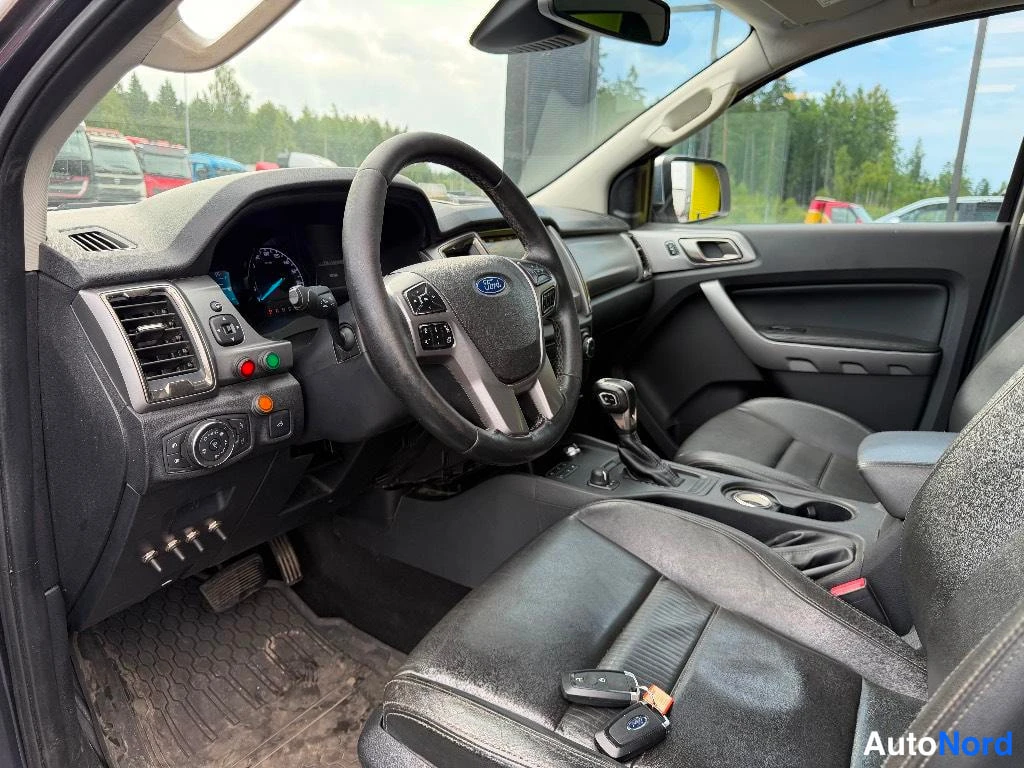 Muu: Kuljettajan puolen sisätila: Ford-ohjauspyörä, automaattivaihteisto ja tummat nahkaistuimet.