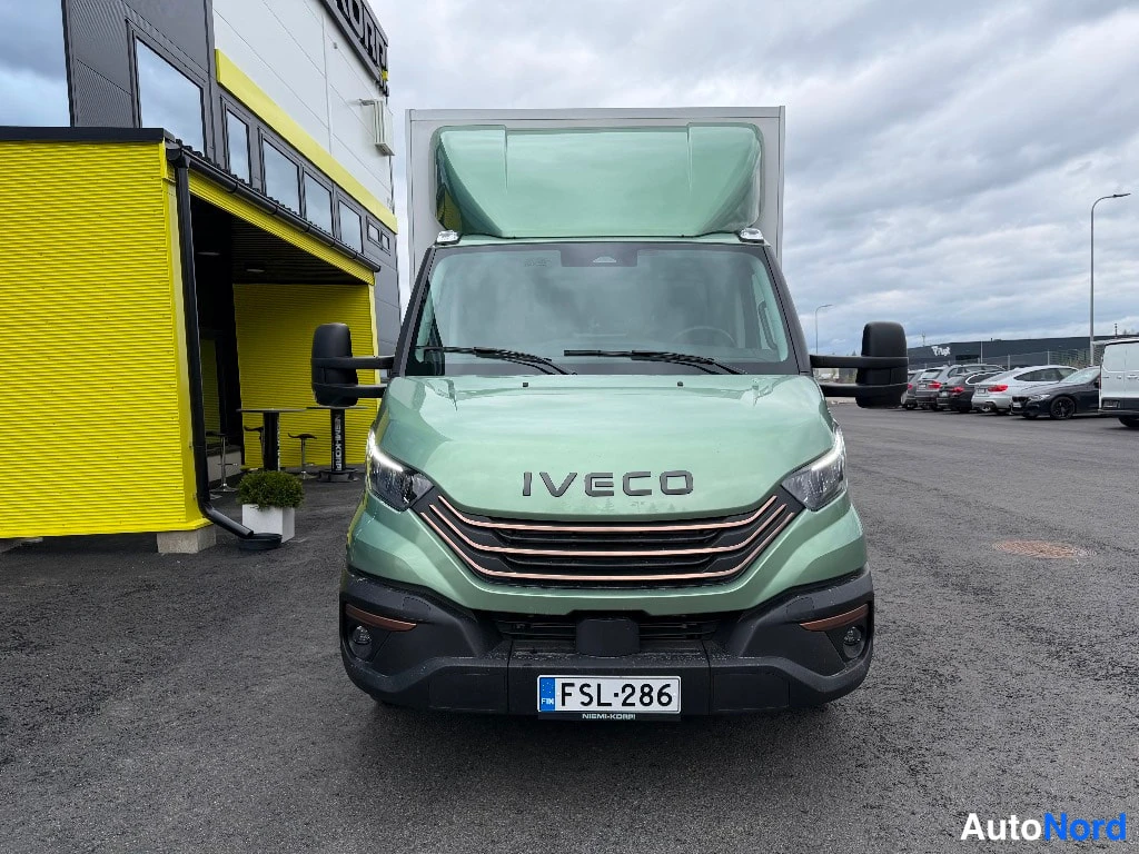 Edestä: Pakun etunäkymä suoraan edestä: Iveco-teksti etupaneelissa, kuparinväriset säleiköt, sumuvalot puskurissa ja rekisteritunnus.