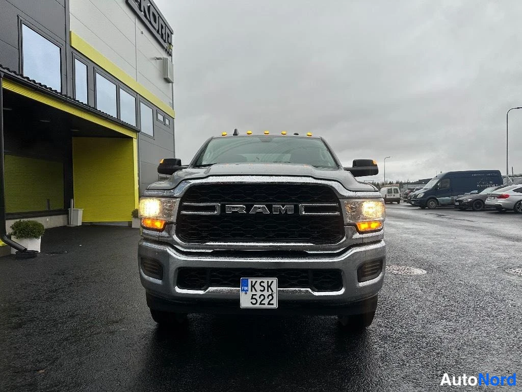Edestä: RAM 2500 -nokka-auton keula suoraan edestä, RAM-teksti jäähdyttimen säleikössä ja rekisterikilpi.