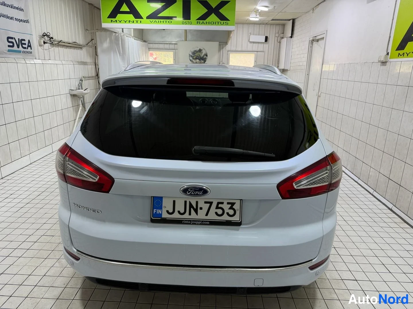 Takaa: Ford Mondeo Farmari takaa kuvattuna, valkoinen koridin, rekisteritunnus.