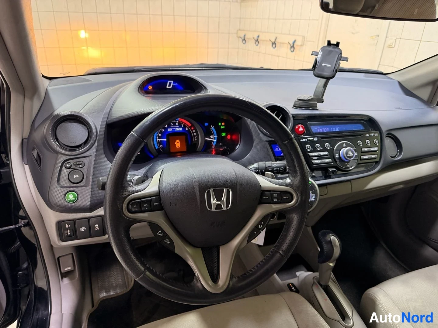 Muu: Honda Insightin ohjaamo: rattipöytä, mittaristo ja keskiö