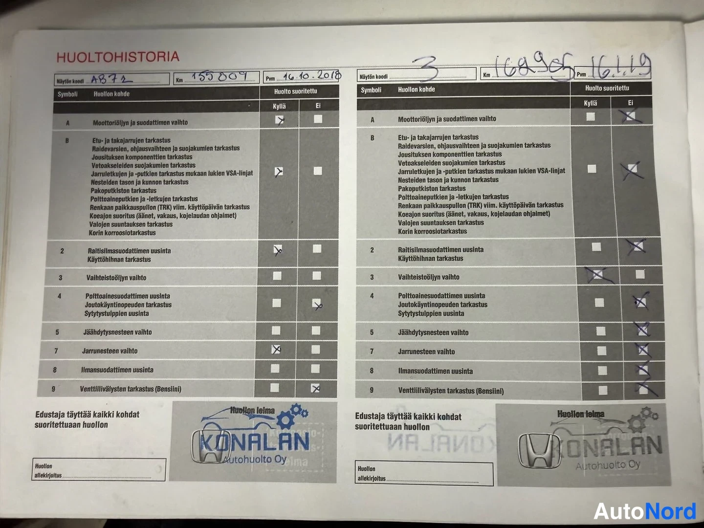 Asiakirja: Huoltohistoria-sivu huoltokirjasta, jossa kaksi täytettyä huoltotaulukkoa Konalan Autohuolto Oy:n leimoilla.