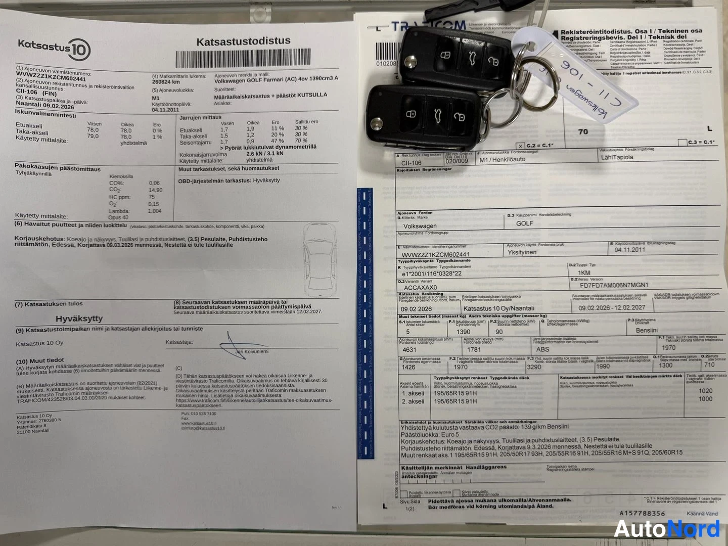 Muu: Katsastustodistus (Kotsostus10) ja rekisteröintitodistuksen osat 1 ja 2, vieressä kaksi auton avainnäppäintä.