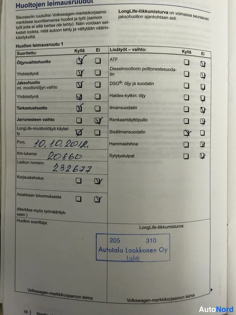 Muu: Huoltojen leimausruudut -sivu huoltokirjasta, jossa leimat huoltotoimenpiteille, merkintä 10.10.2012, km-lukema 20860 ja leima Autotalo Laakkonen Oy Lahti.