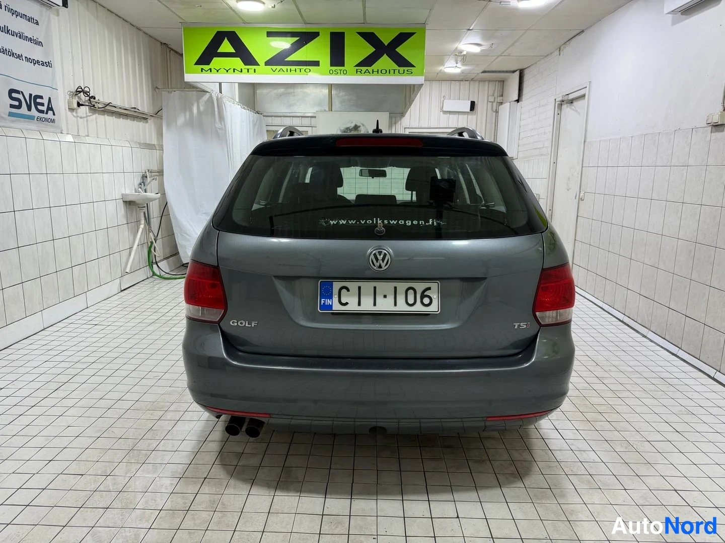 Takaa: Volkswagen Golf Variantin takanäky ylhäältä, rekisteritunnus, TSI-merkintä takaluukussa, kaksoispakoputki.