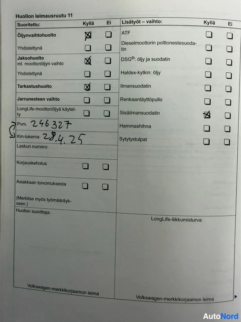 Asiakirja: Huollon leimausruutu 11: öljynvaihto- ja tarkastushuolto rastitettu, km-lukema 246327, pvm-kenttään käsin kirjoitettu merkintä.