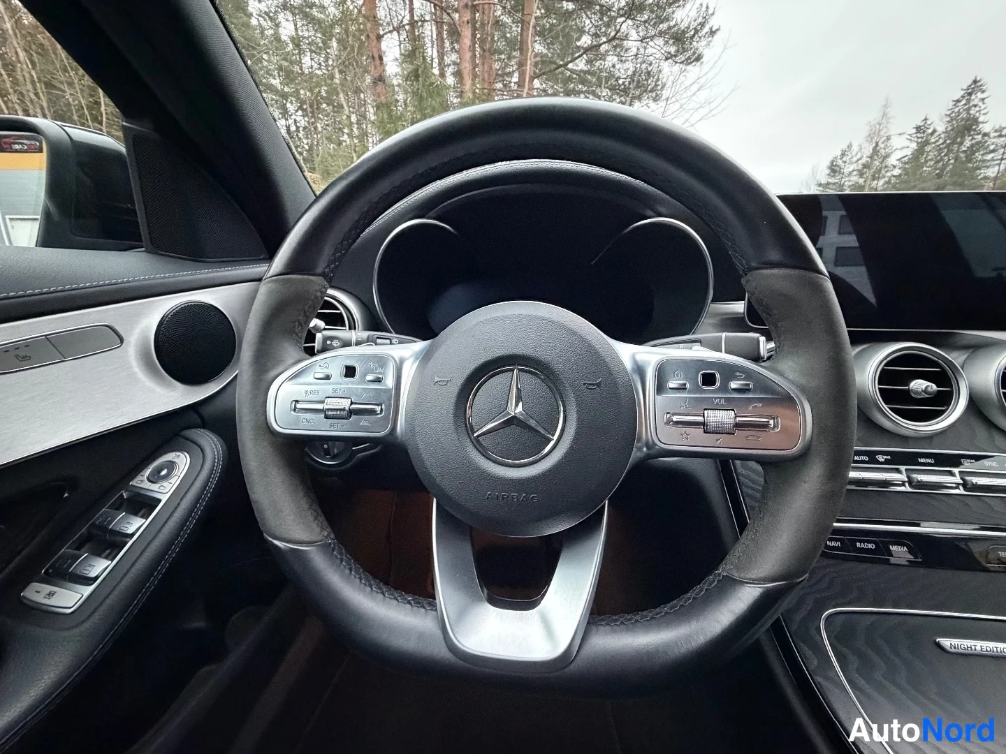 Muu: Mercedes-Benzin ohjaamo: Mercedes-tähdellä varustettu ohjauspyörä, mittaristo ja keskikonsoli