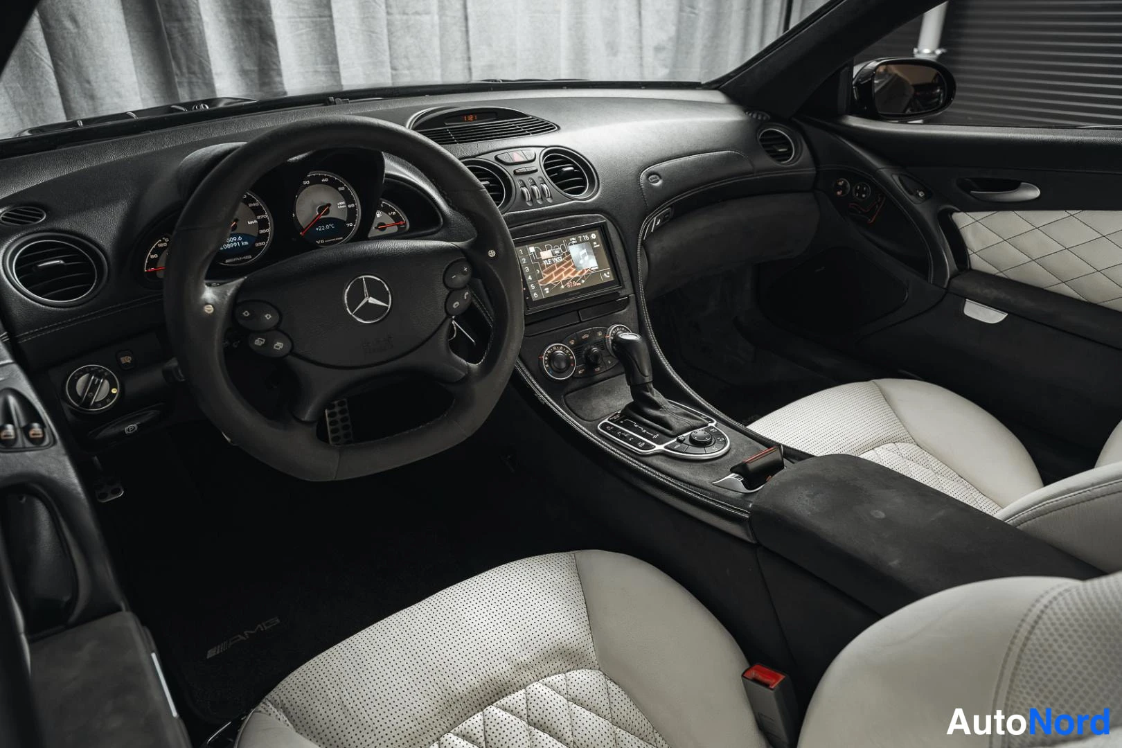 Muu: Ohjaamo sivulta: Mercedes-volante, mittaristo, keskusnäyttö ja vaihtajanape sekä vaaleat nahkaistuimet.
