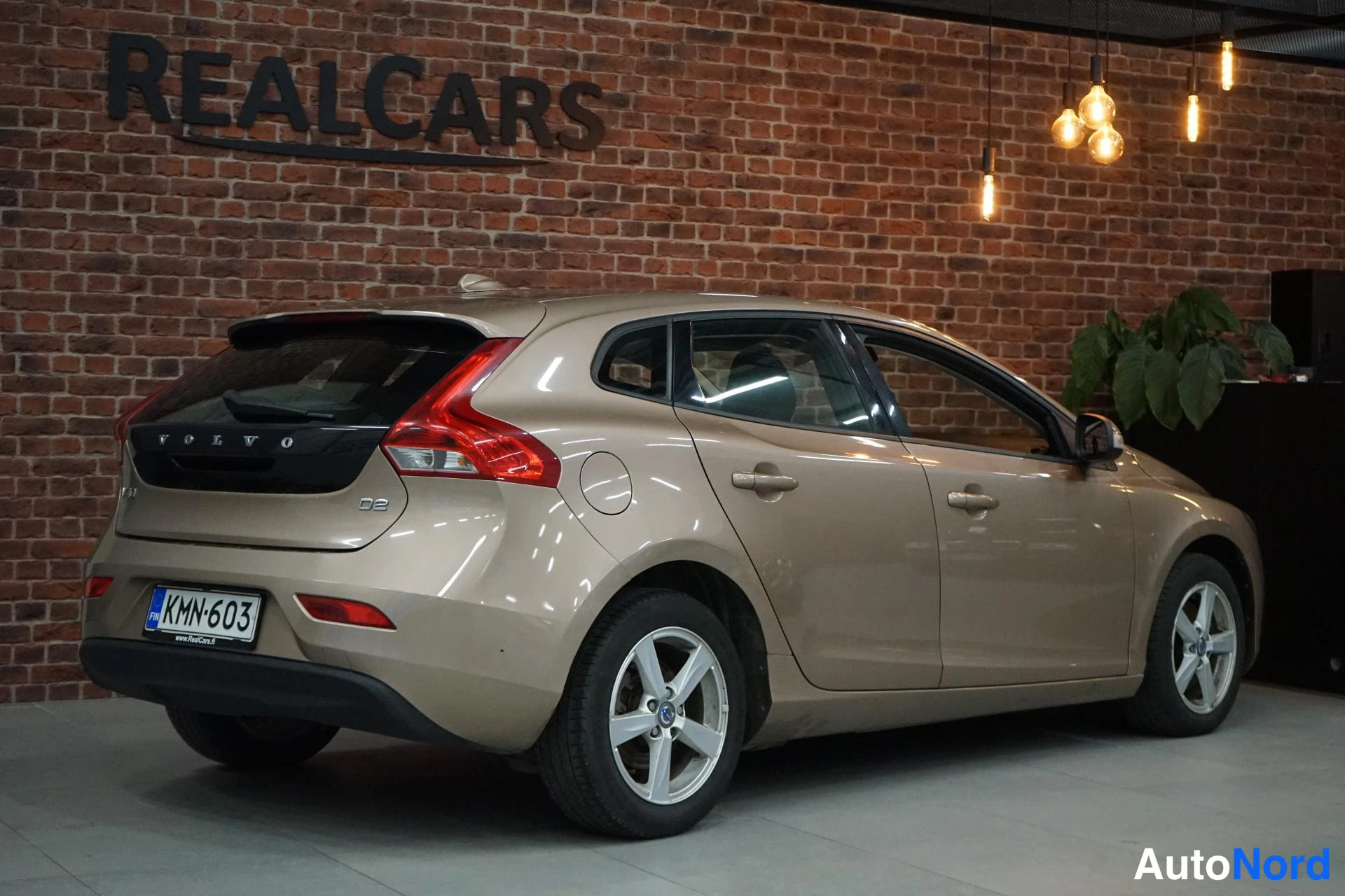 Takaviisto: Volvo V40 takaa oikealta kulmalta kuvattuna, takavalo ja-V40-merkintä näkyvissä, rekisterikilpi.
