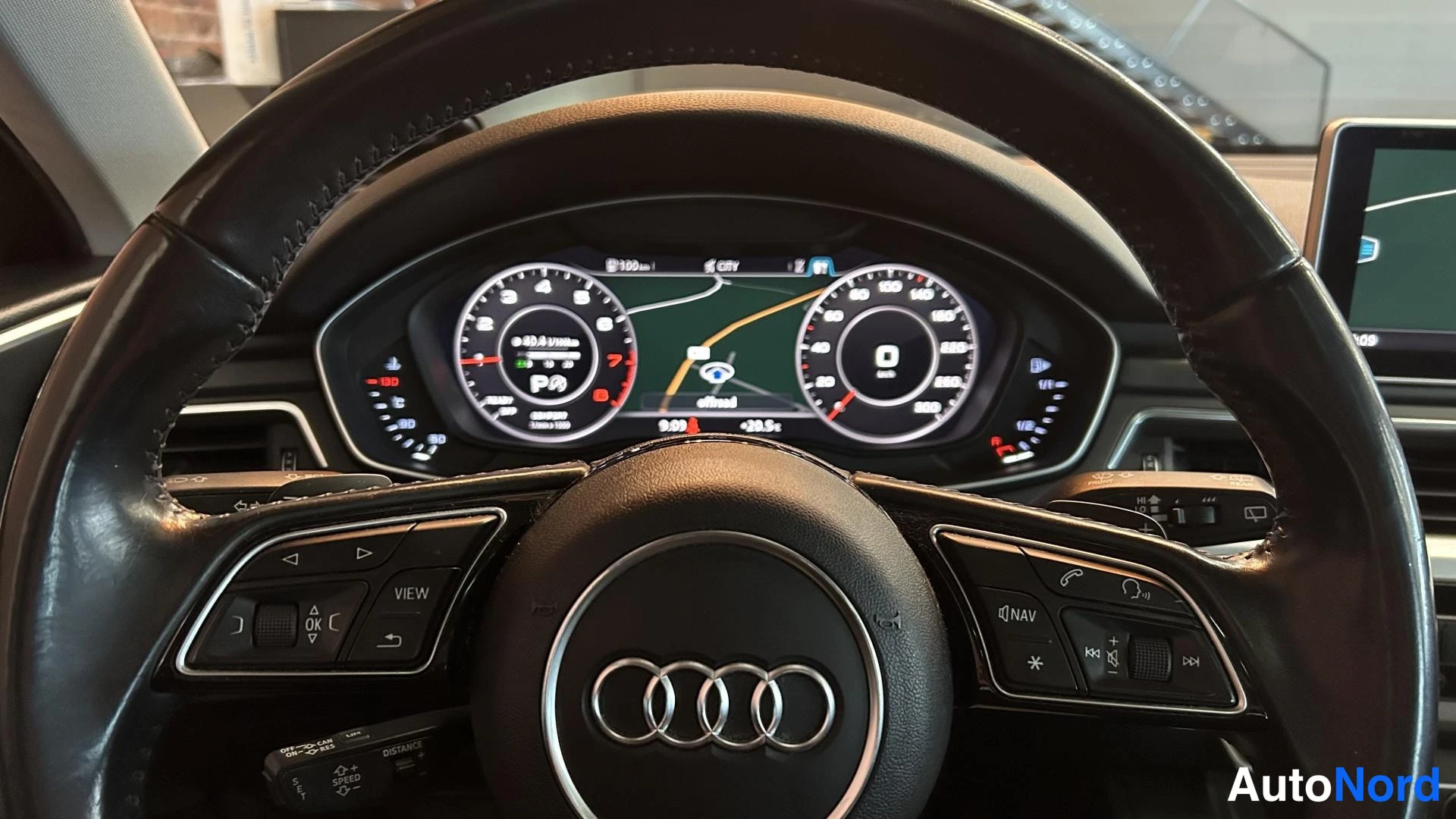 Muu: Audi-ohjauspyörä ja täysdigitaalinen mittaristo, jossa on nopeus- ja kierrosmittarit sekä navigointinäyttö.
