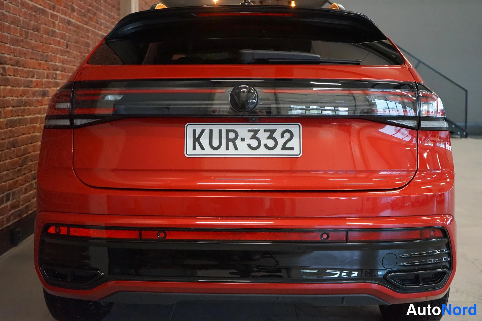 Takaa: Punaisen Volkswagenin takapää suoraan takaa, -kilpi ja musta diffuusori.