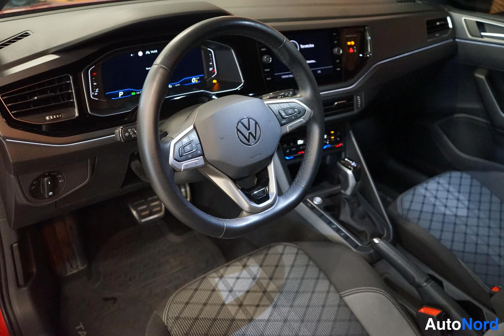 Muu: Volkswagenin ohjaamo: VW-ohjauspyörä, digitaalinen mittaristo ja medianäyttö, kuviolliset istuimet.
