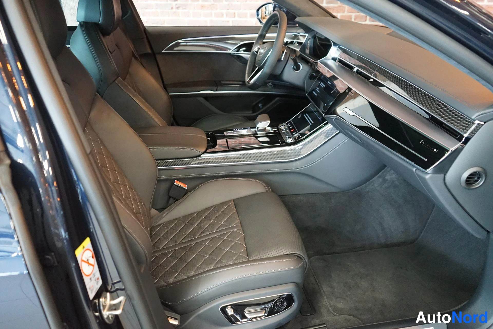 Muu: Audi A8:n matkustamo: tummansinisäispintaiset kiilo-isompilta näyttävät etuistuimet, ohjaustanko ja kesäkkeen keskikonsoli.