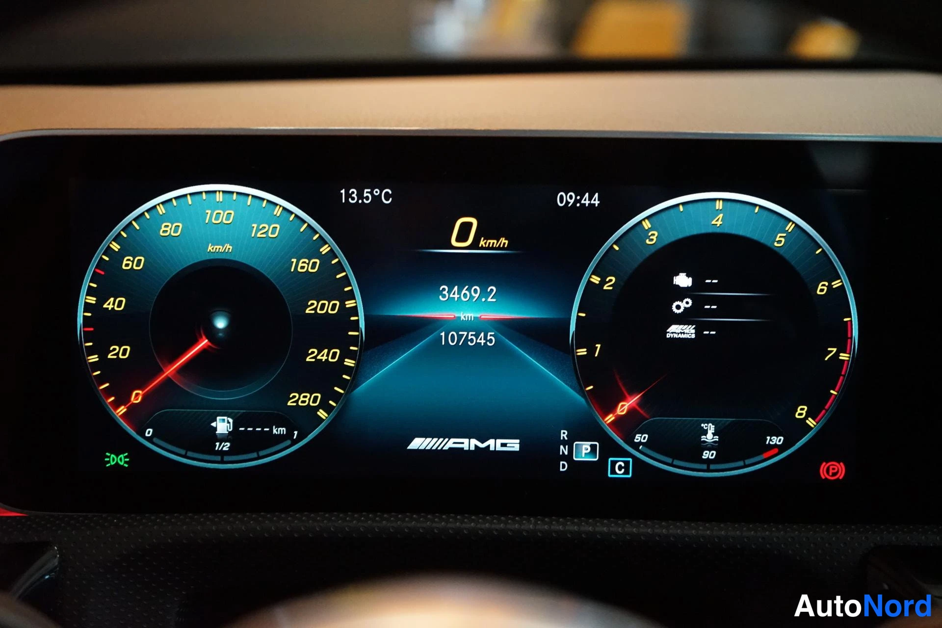 Muu: Digitaalinen mittaristo, jossa näkyy 3469,2 km matka, kokonaislukema 107545 km, lämpötila 13,5°C ja AMG-logo.