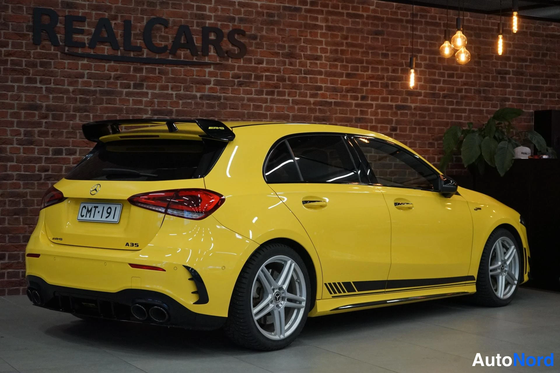 Takaviisto: Keltaisen Mercedes-Benz A 35:n taka- ja sivunäkymä, takasiipi ja AMG-merkki näkyvät, rekisteri.