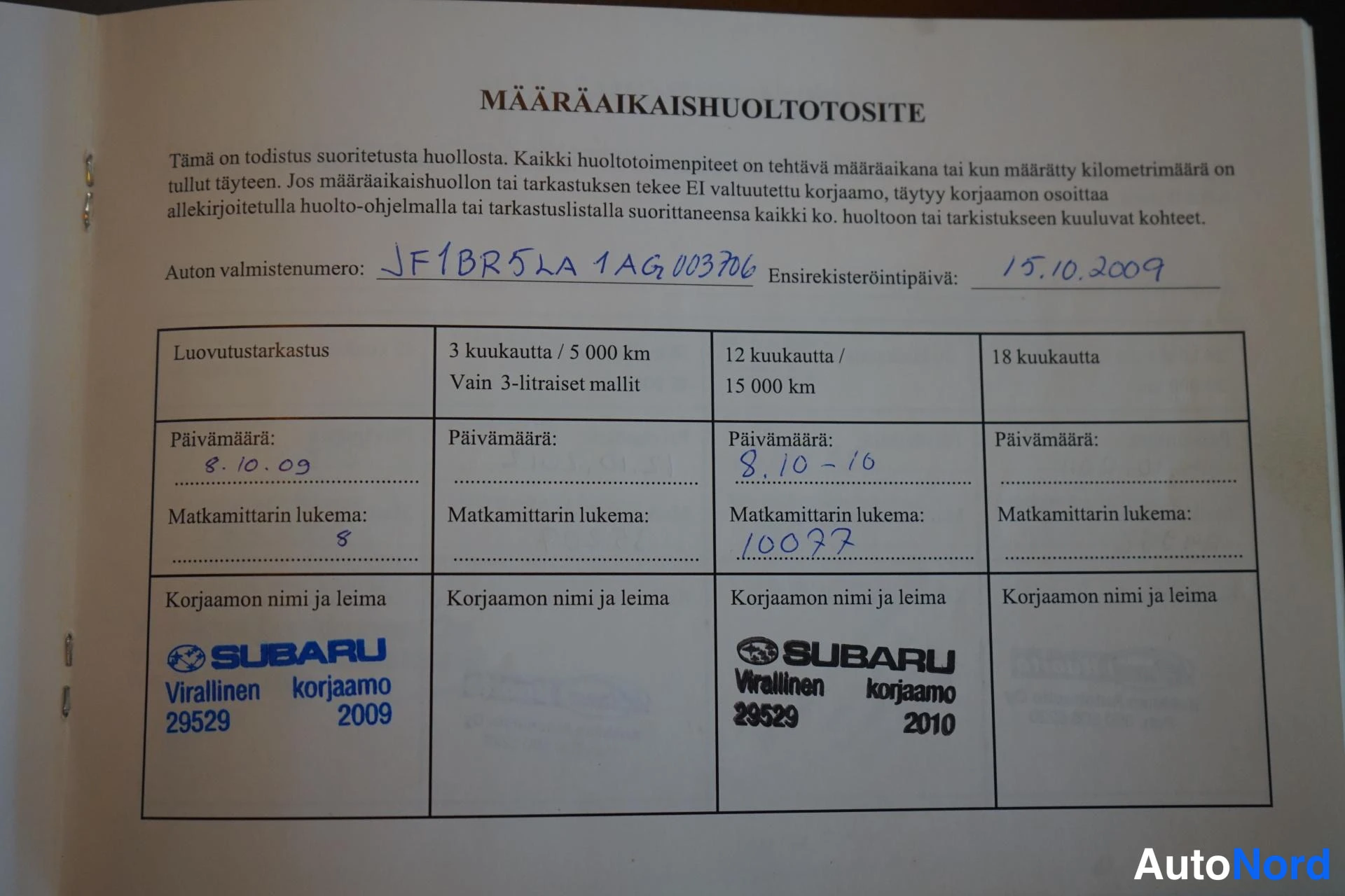 Muu: Käsinkirjoitettu määräaikaishuoltotosite Subaru-viranomaisen korjaamon leimoilla, ensirekisteröinti 15.10.2009.