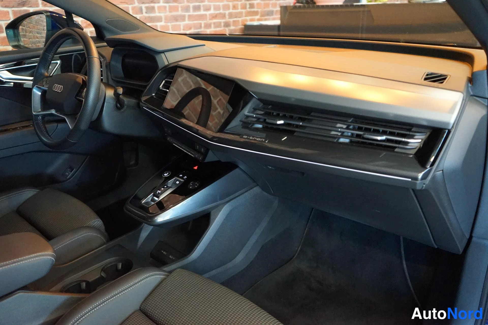 Muu: Audi Q4 e-tronin kojelaudan lähikuva: keskikonsoli ja ilmastointiauton mittaristo.