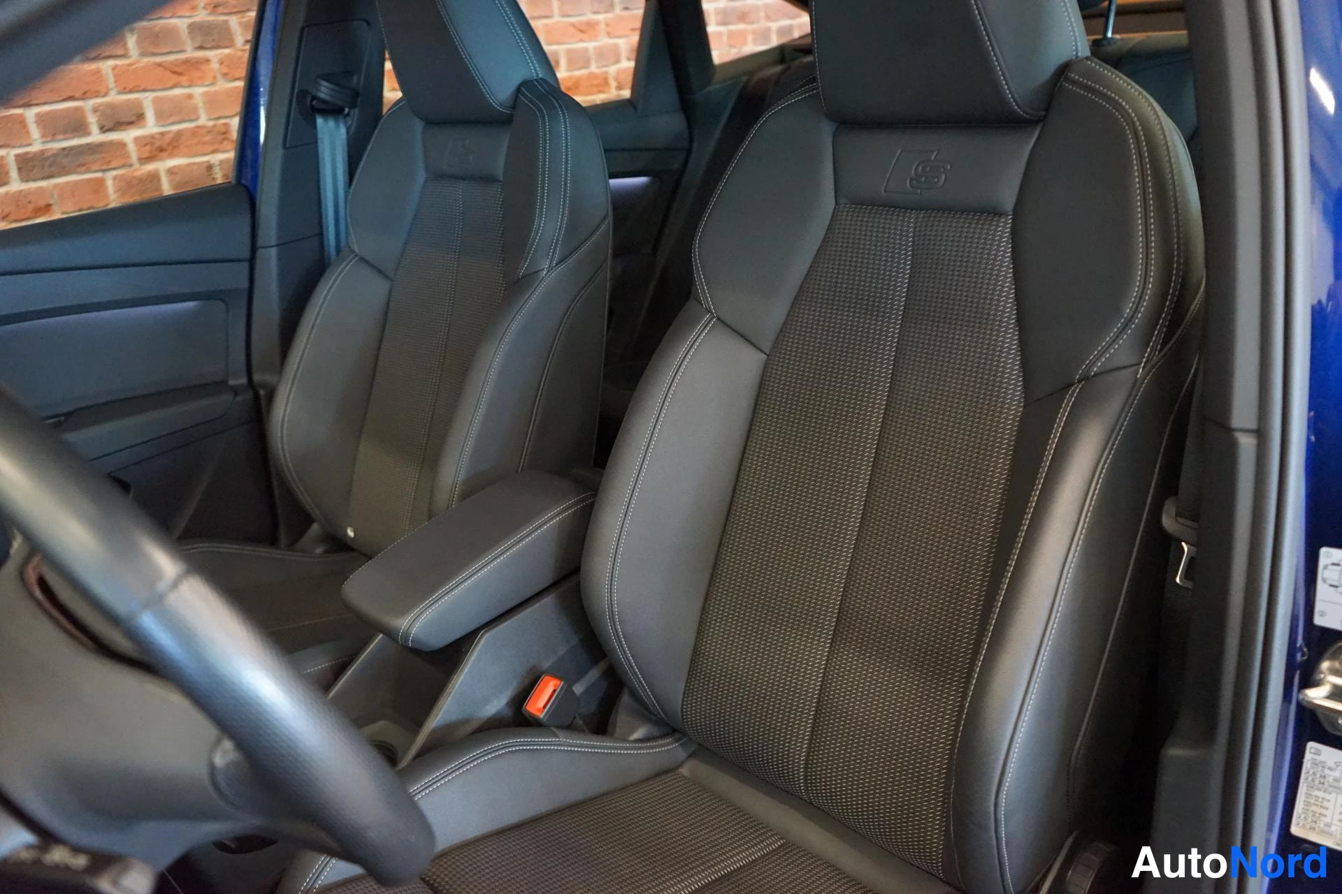 Muu: Etupenkkien sisätilakuva Audi Q4 Sportback e-tron: musta nahkaverhoilu ja keskikonsoli.