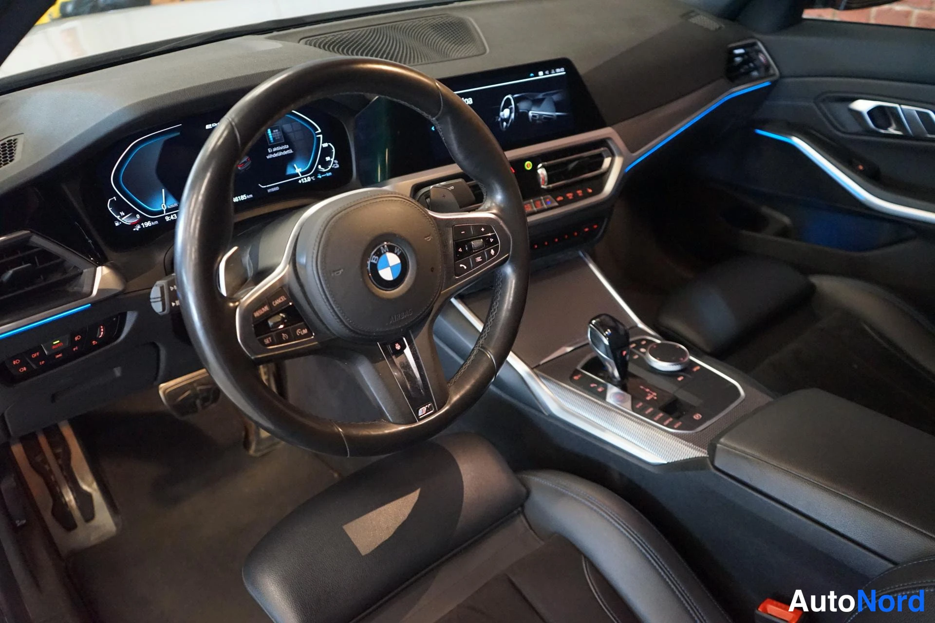 Muu: BMW:n ohjaamo vasemmalta: nappi-ohjaus, digitaalinen mittaristo ja keskikonsolen infotainment-näyttö.