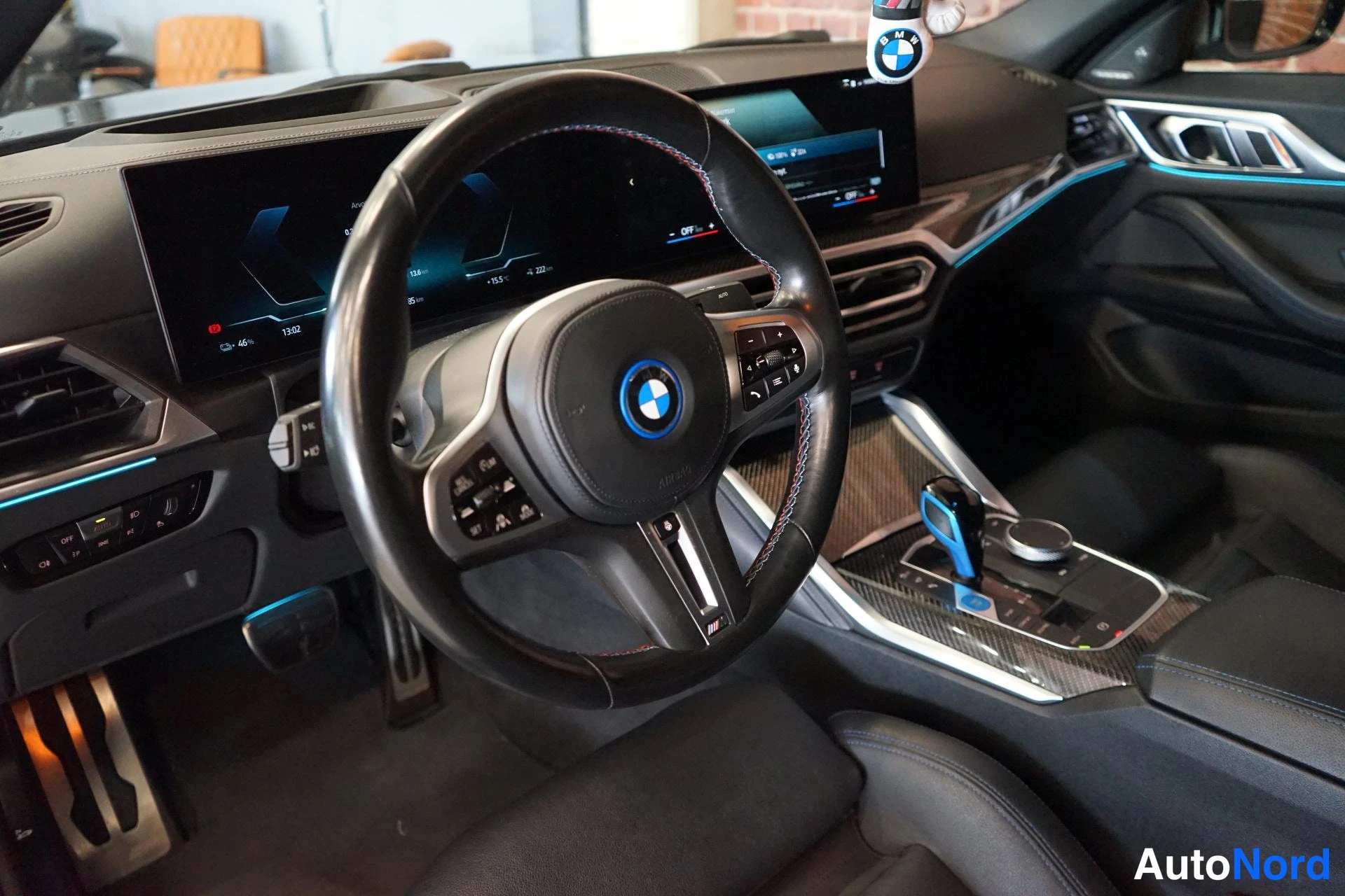 Etuviisto, nokka vasemmalle: Näkymä kuljettajan puolelle: BMW-ohjauspyörä, näytöt, M-rusketusolkaimet ja hiilivankku.