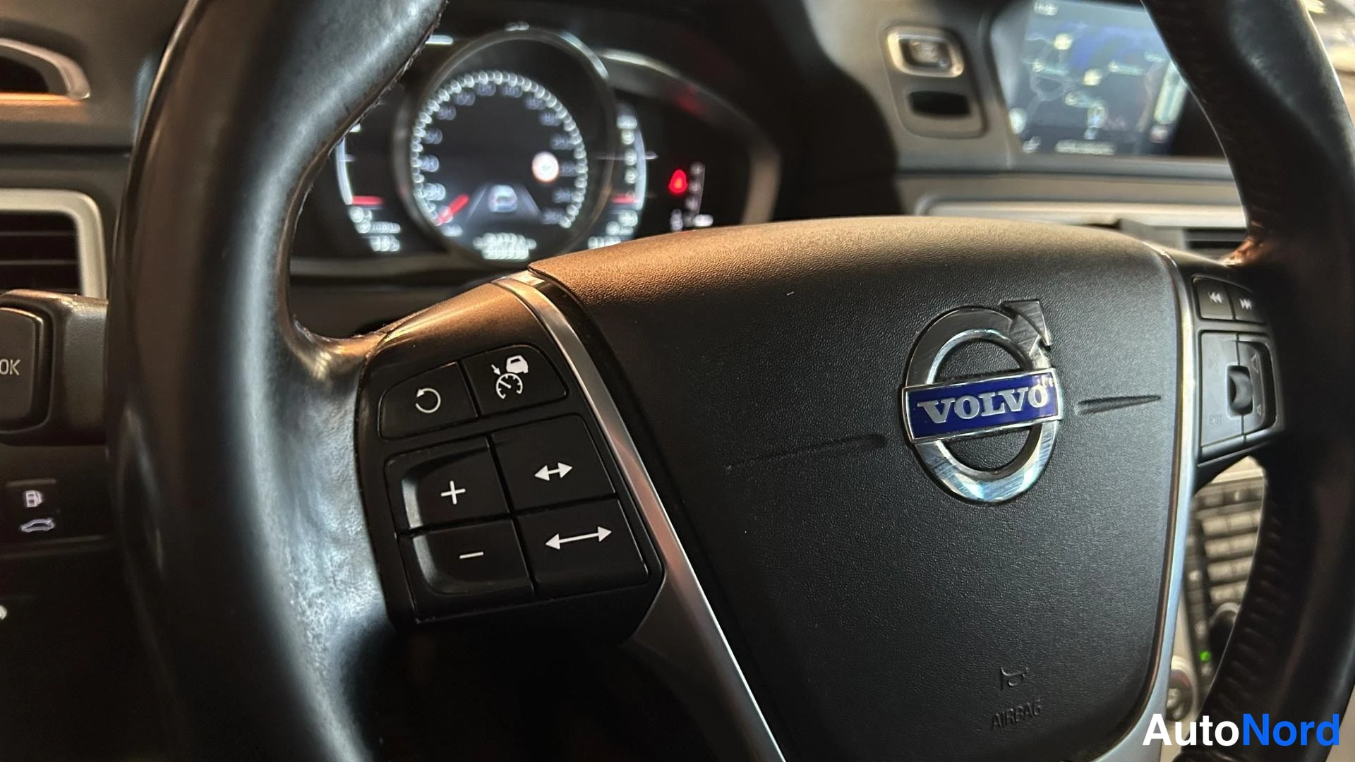 Muu: Volvo-merkin koristama ohjauspyörä ja osa kojelaudan mittaristosta.