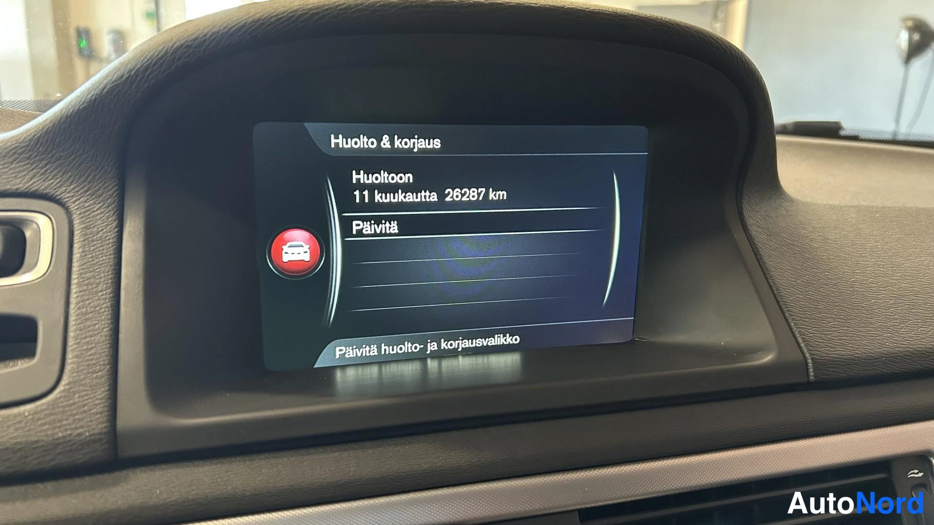 Muu: Kojelaudan näyttö Huolto & korjaus -valikossa, jossa ilmoitetaan huoltoon 11 kuukautta ja 26287 km.