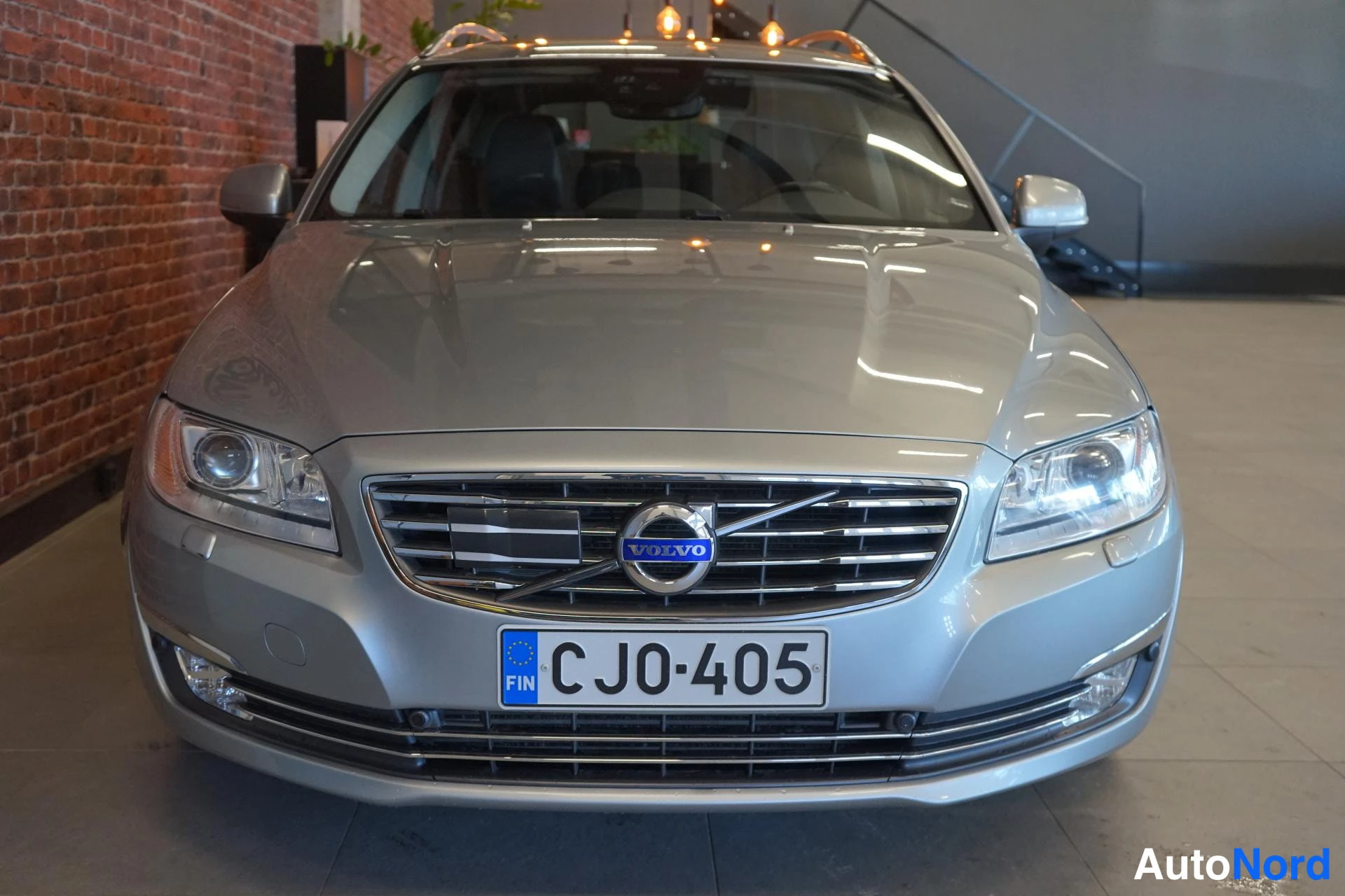 Edestä: Auton etupää suoraan edestä kuvattuna, Volvo-merkki grilissä, rekisteritunnus CJ0-405.