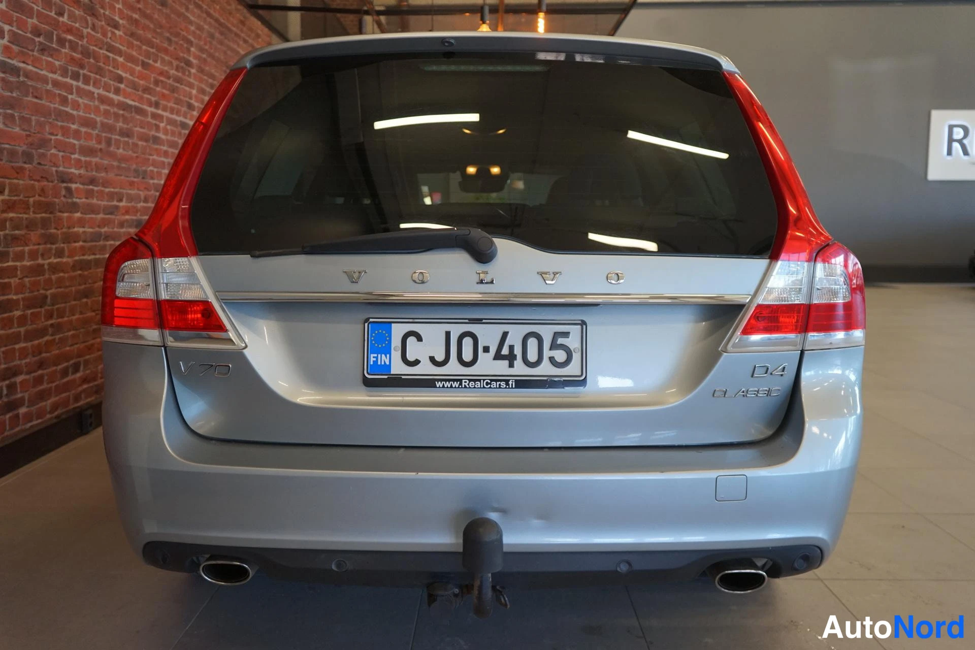 Takaa: Auton takapää suoraan takaa kuvattuna, V70 ja D4 Classic -tekstit, rekisteritunnus CJ0-405.