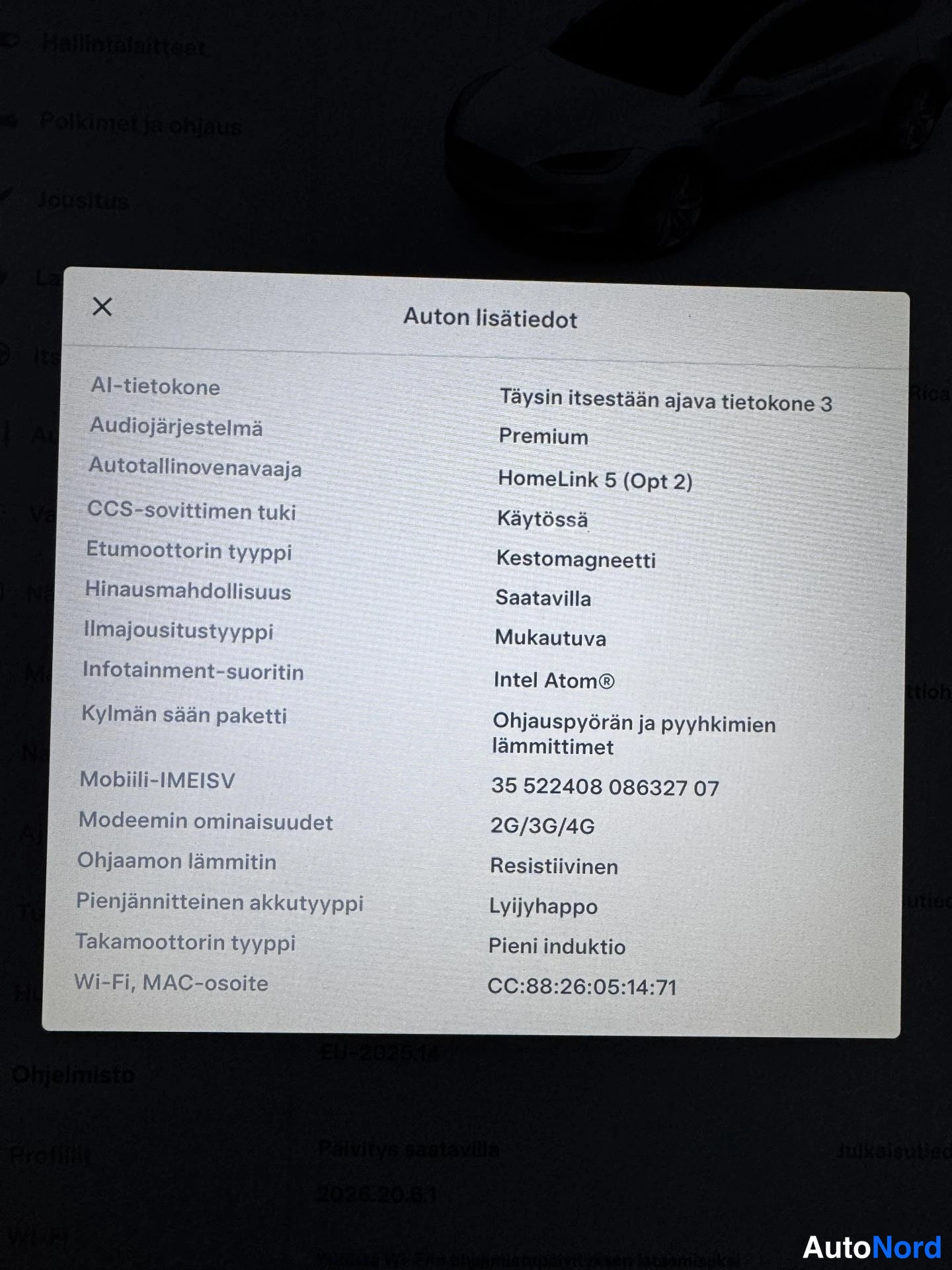 Muu: Näytöltä valokuvattu 'Auton lisätiedot' -valikko, jossa on teknisiä lisätietoja.