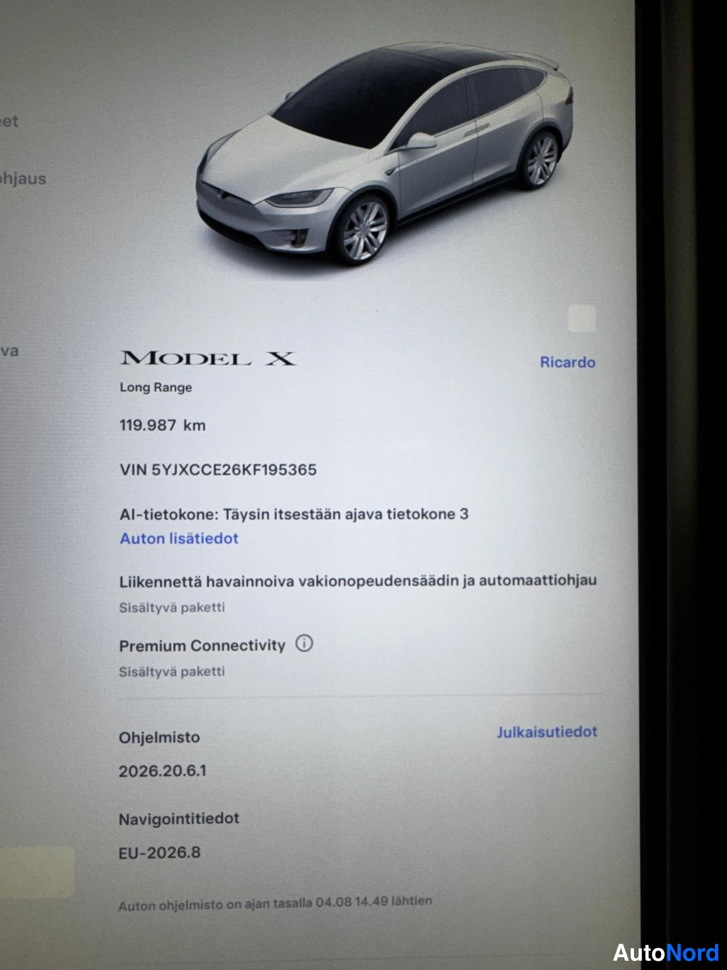 Muu: Näytön kuva Tesla Model X -ilmoituksesta: auton kuva ja tiedot kuten VIN ja ohjelmistoversio.