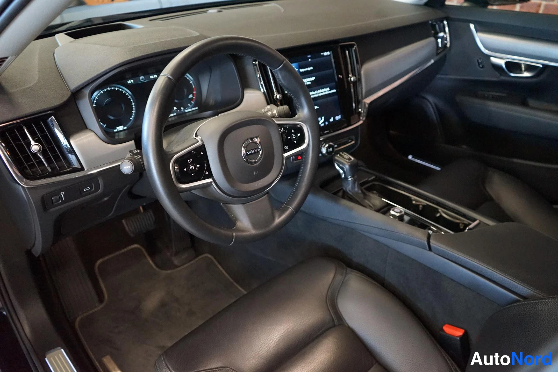 Muu: Kuljettajan näkökulma ohjaamosta: Volvo-ohjauspyörä, mittaristo, keskinäytöllinen keskikonsoli ja automaattivaihteen valitsin.