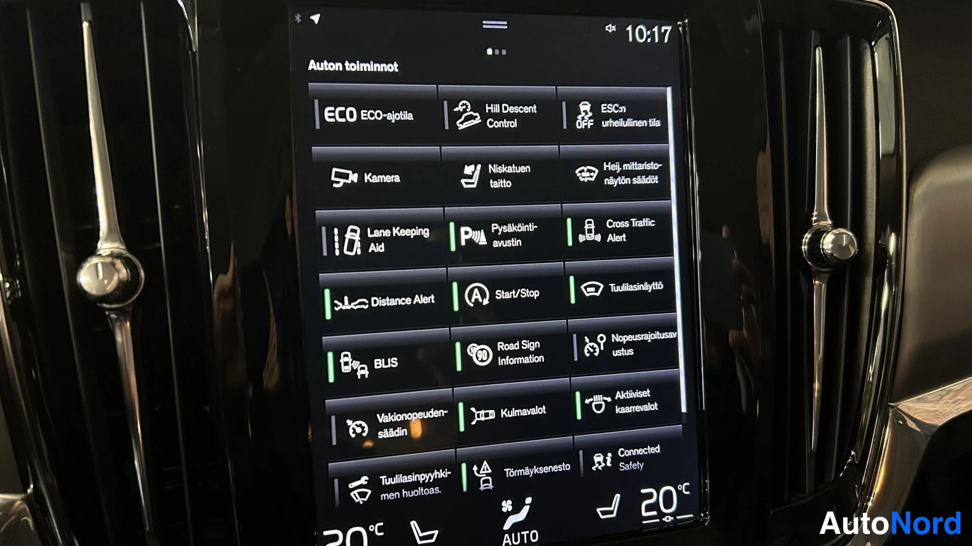 Muu: Auton keskikonsolin näyttö, jossa on käytössä Auto-näkymä: ECO-ajotila, Hill Descent Control, Kamera, Lane Keeping Aid, pysäköintiautin, Distance Alert, Start/S