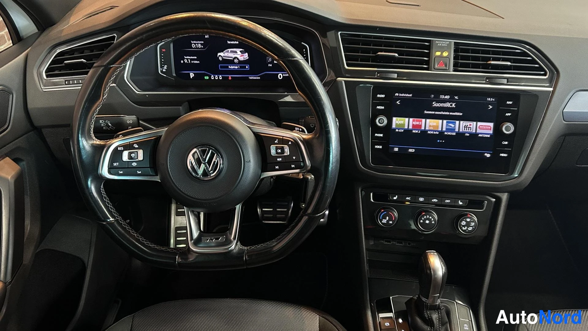 Muu: Volante-koristeellinen VW-ohjauspyörä, digitaalinen mittaristo ja kosketusnäytöllinen keskikonsoli.