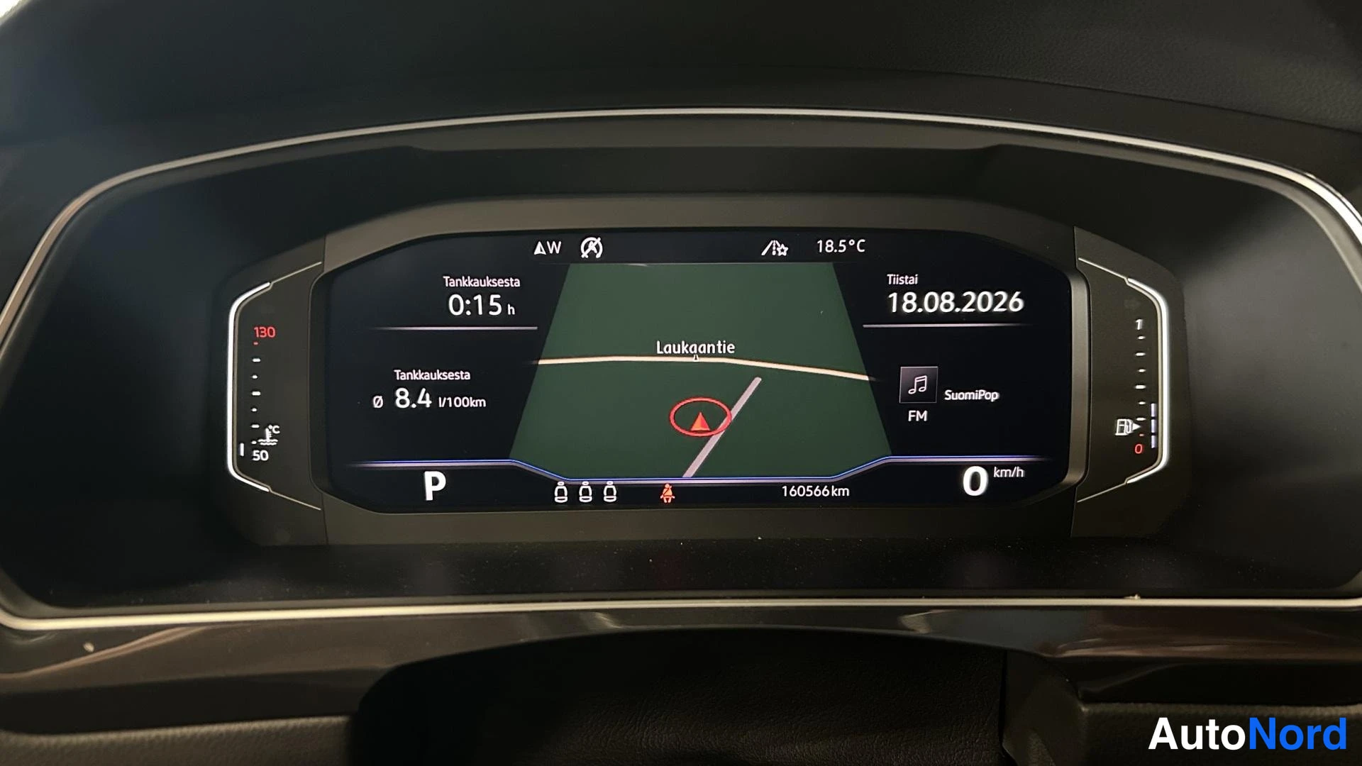 Muu: Digitaalinen mittaristo näyttää navigointikarttaa, ajoneuvon kokonaiskulutusta 8,4 l/100 km ja lukemaa 160566 km.