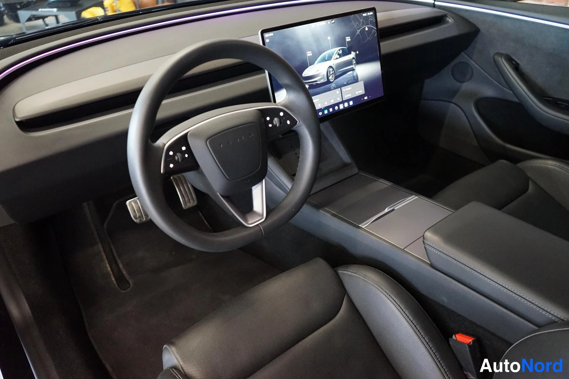 Muu: Tesla Model 3:n ohjaamo:paneelinäyttö ja tumma sisusta.