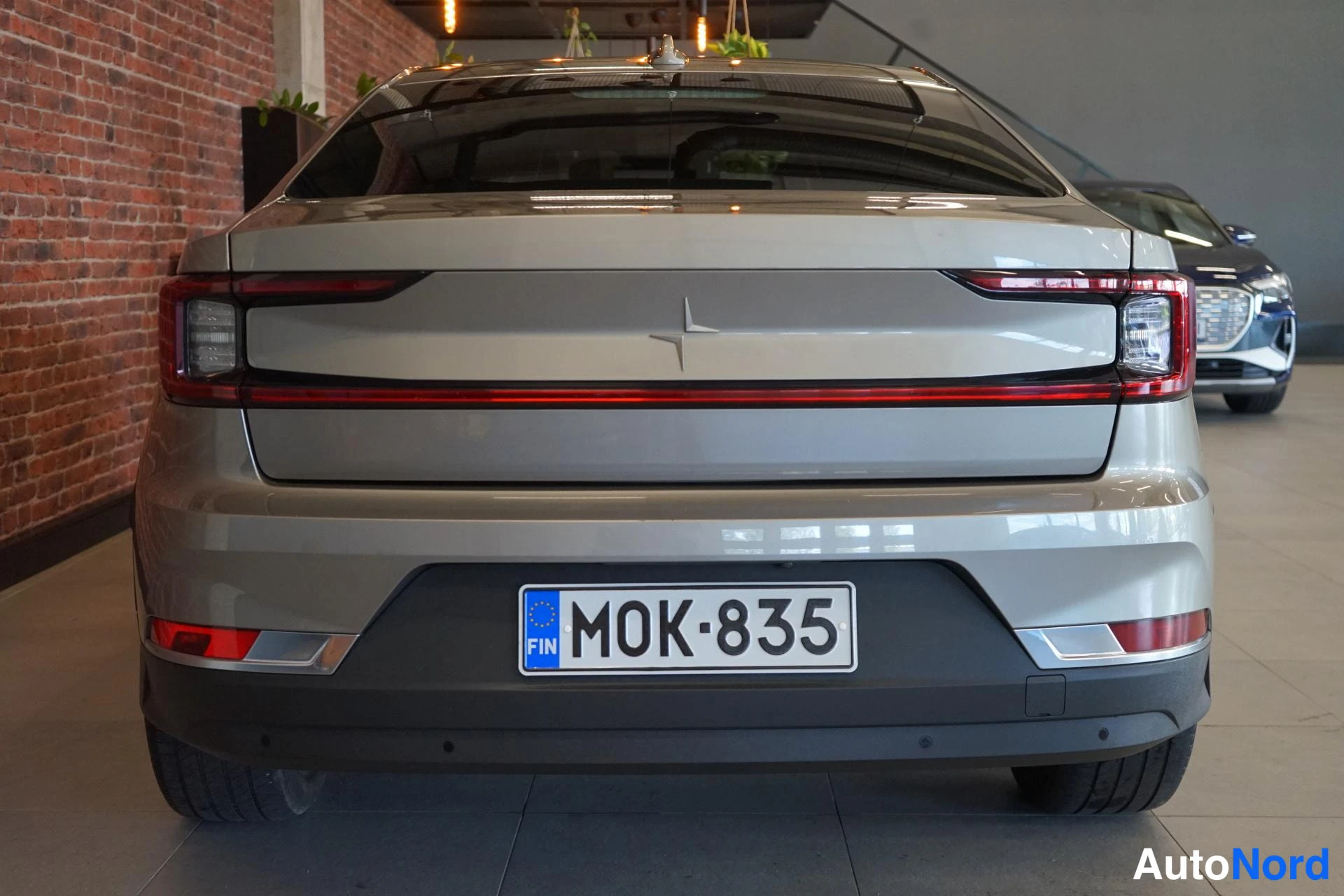 Takaa: Polestar 2:n takaosa suoraan takaa kuvattuna; poikittainen takavalo ja rekisteritunnus.