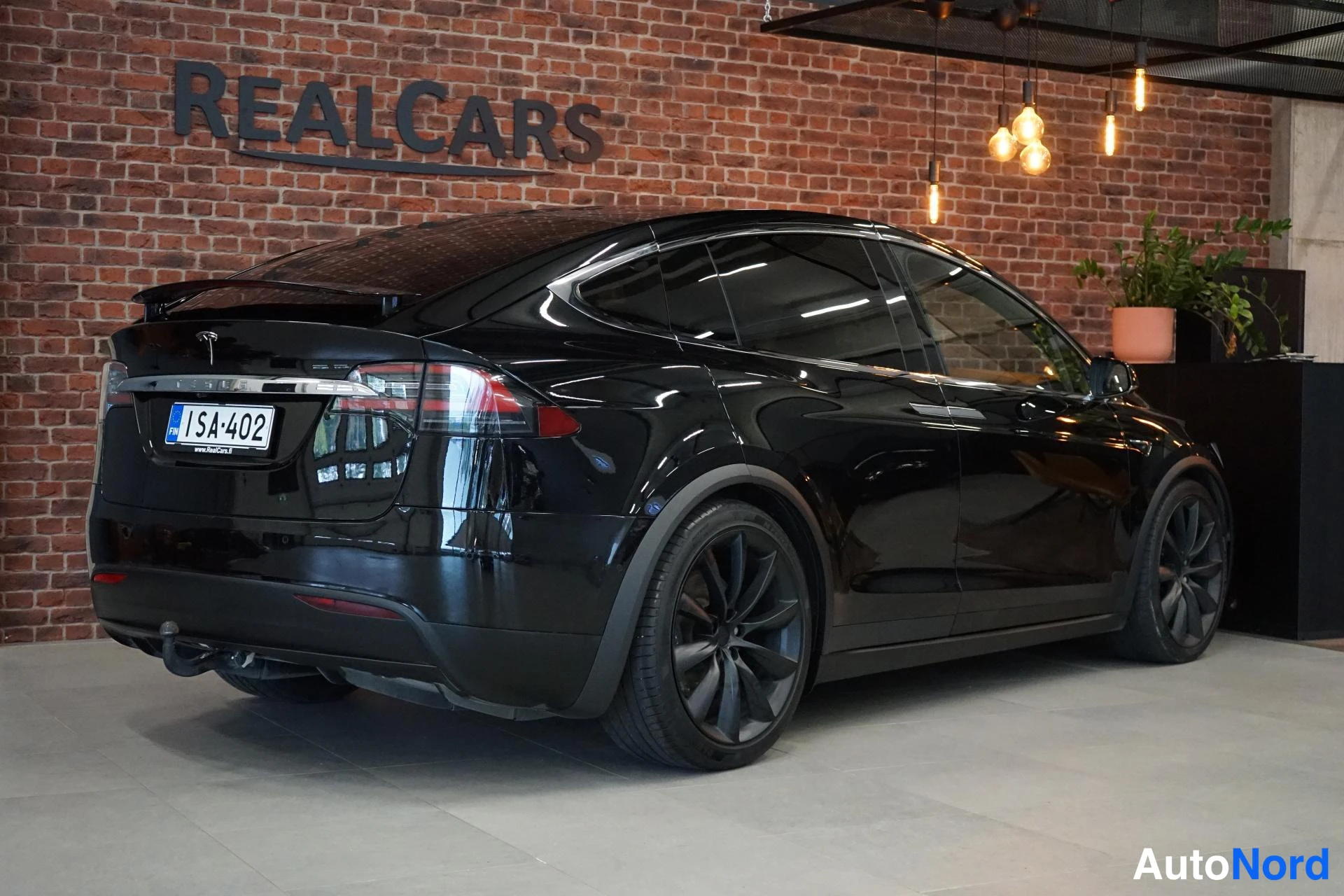 Takaviisto: Mustan Tesla Model X:n takakulmanäyttö rekisteritunnus