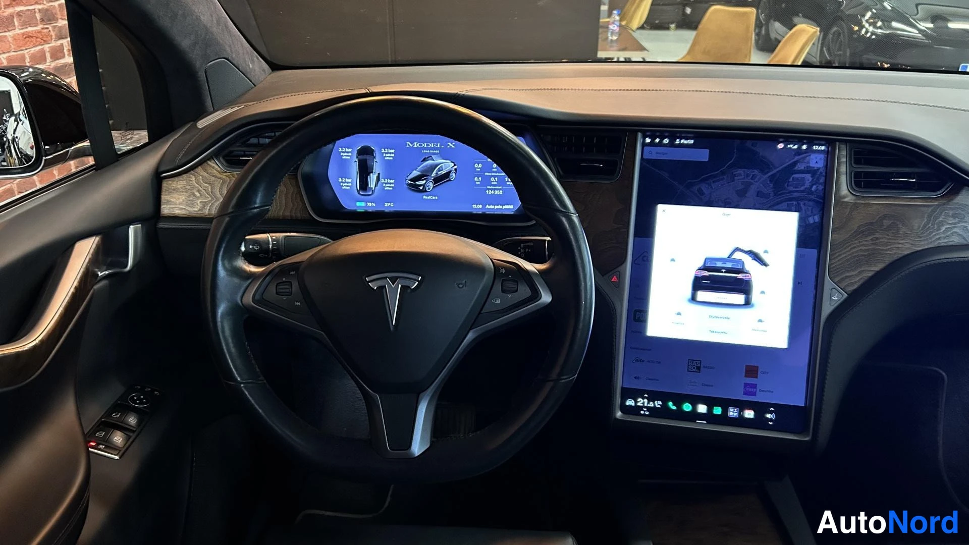 Muu: Tesla-merkillä varustettu ohjauspyörä, mittarinäyttö ja keskikonsolin iso näyttö karttanäkymällä.