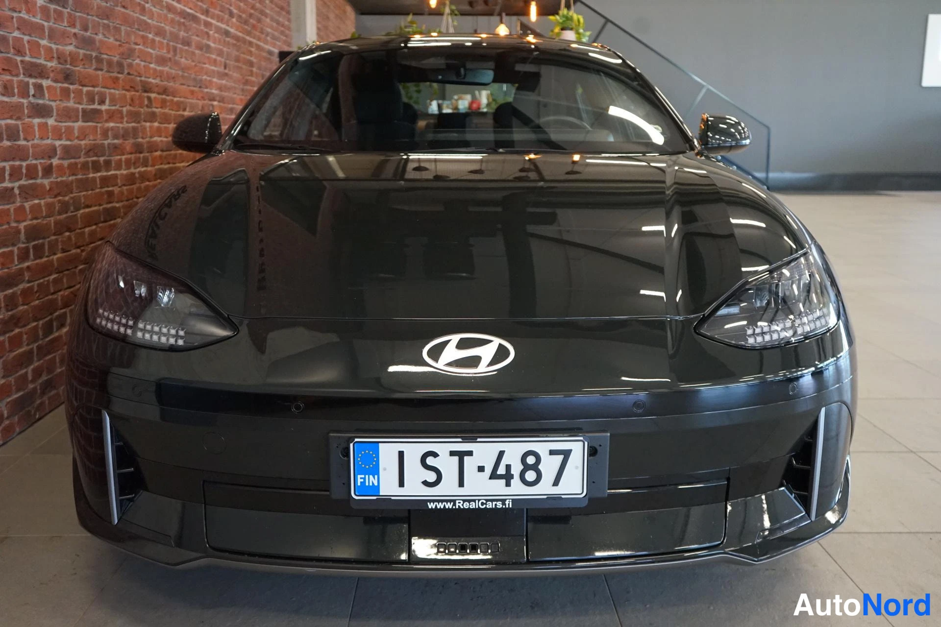 Edestä: Hyundai Ioniq 6, musta, edestä kuvattu, rekisterikilpi.