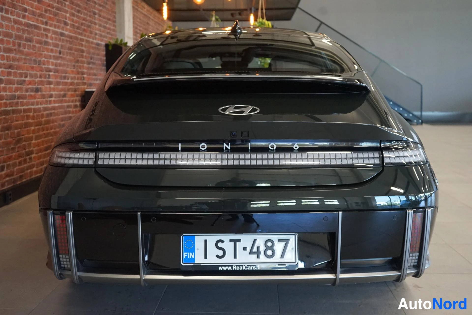 Takaa: Hyundai Ioniq 6 takaapäin, IONIQ 6 -teksti takaluukussa, rekisterikilpi.
