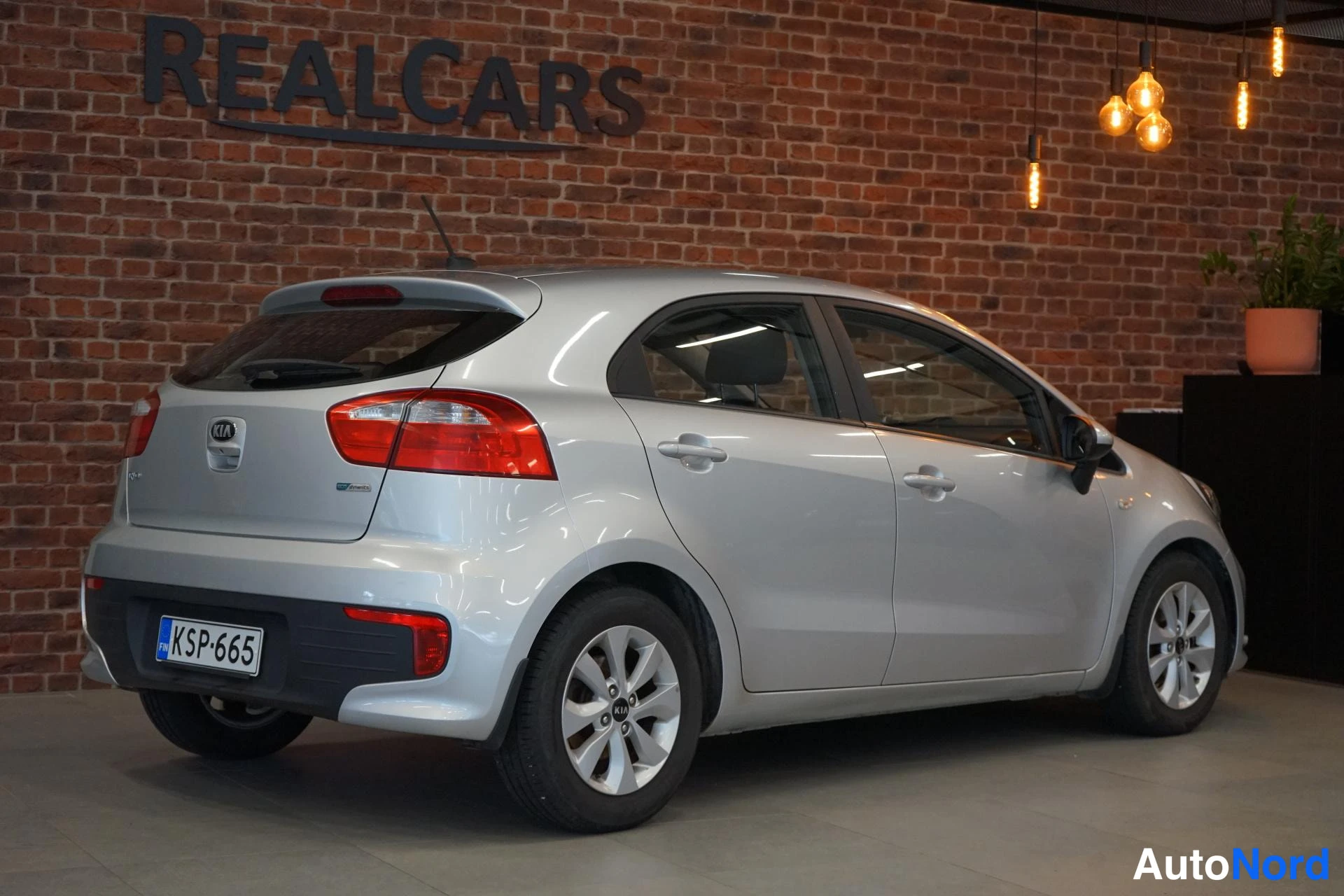 Takaviisto: Kia Rio 2017, takakulmanäkymä, hopeinen viistoperä, rekisteritunnus.