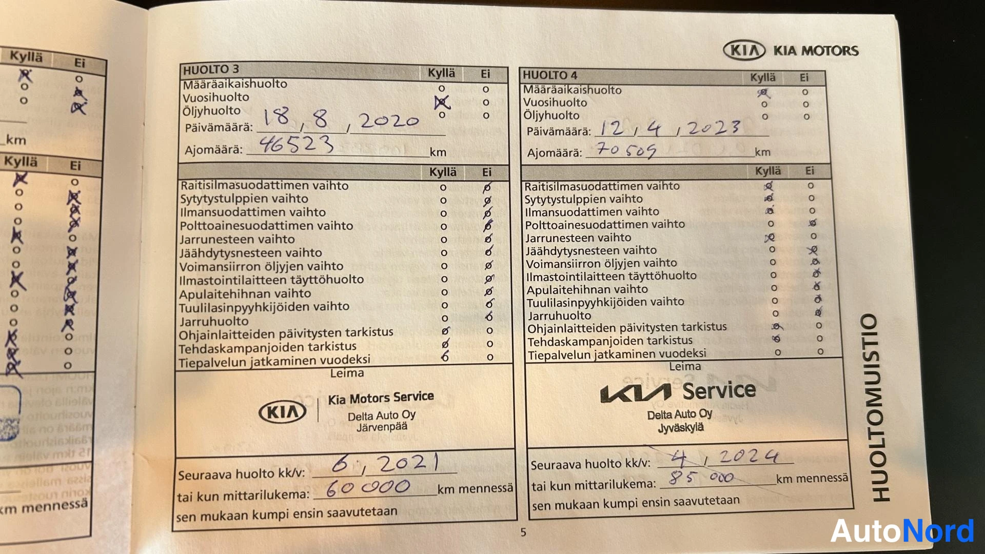 Asiakirja: Kia Motors -huoltomuistion sivu, jossa huolto 3 ja huolto 4 on merkitty; päivämäärät 18.8.2020 ja 12.4.2023 sekä ajomäärät käsin kirjoitettuna.